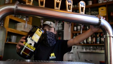 Las cervecerías deberán cerrar sus puertas una hora antes. Foto: archivo