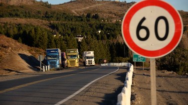 Camiones procedentes de Chile cruzan todos los días por el ejido de Bariloche y Dina Huapi. (Foto de archivo de Alfredo Leiva)