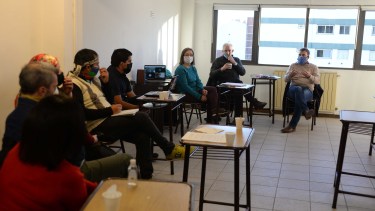 El ministro de Seguridad y Justicia de la provincia, Gastón Pérez Estevan, con funcionarios del Ministerio de Seguridad de Nación y referentes mapuches. (Foto Alfrefo Leiva)