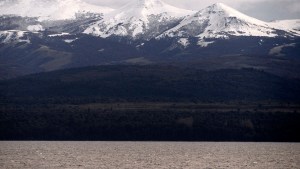 La nieve llegó a la cordillera y rodeó a Bariloche