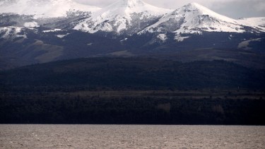 La nieve se visualiza en las montañas que rodean Bariloche y también en el cerro Catedral. Foto: Alfredo Leiva