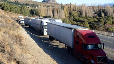Los camiones chilenos transitan por la ruta 40 la Patagonia Argentina para llevar mercadería al extremo sur de su país. Foto Archivo: Alfredo Leiva