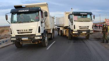 Esta mañana, los mineros volvieron a cortar la Ruta 22 en reclamo del pago de sus salarios. (Gentileza @NicoFuentes14).-