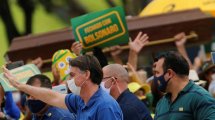 Imagen de Bolsonaro asistió a una marcha mientras la pandemia hace estragos en Brasil