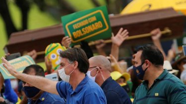 Bolsonaro se puso el barbijjo, pero no cree necesario el distanciamiento social.- 