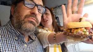 Padre e hija roquenses cocinan entraña con torta frita y salsa criolla en un increíble video