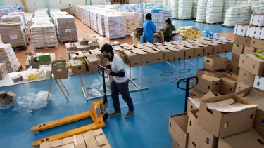 El armado de los módulos alimenticios se realiza en el gimnasio de la UNC, conocido como El Escondido.