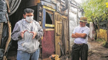 Carlos Maripan ayuda a abuelos de los barrios mas pobres de Bariloche. Foto: Marcelo Martínez