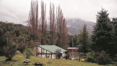 Un juez y una fiscal del fuero federal de Bariloche estuvieron ayer en Villa Mascardi para realizar una inspección ocular tras los incidentes violentos de esta semana. Foto: Marcelo Martínez