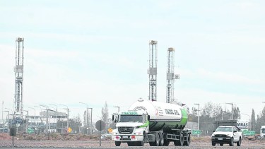 Las torres petroleras dejaron de estar en los campos y ahora se acumulan en las bases de las firmas de servicios. (Foto: Yamil Regules)