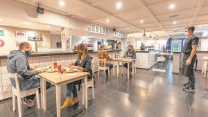 Los restaurantes tendrán mesas separadas y mozos a dos metros