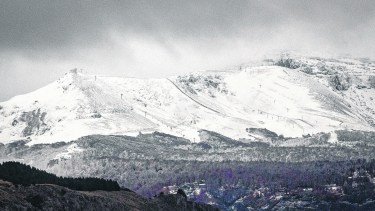El Chapelco ayer recibió la primera nevada del 2020 en pleno otoño. El fenómeno se repitió en varias localidades de la cordillera. (Patricio Rodríguez).-