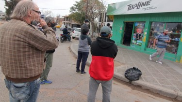 La diponibilidad de cigarrillos se notó en las colas de fumadores de los kioscos. Foto: Oscar Livera