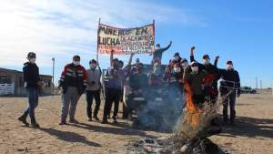 Mineros levantaron el corte total de la ruta 22 en Arroyito pero seguirán mañana