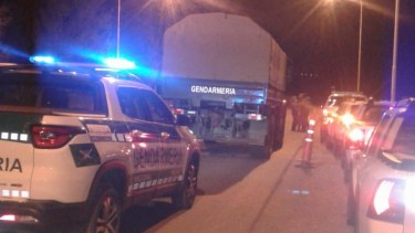 Los mineros que viajaban a relevar a sus compañeros fueron retenidos en Zapala por Gendarmería. (Gentileza).-