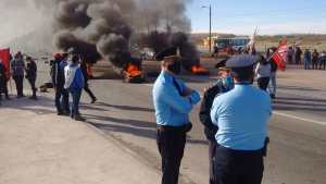 Sigue el corte de mineros en Arroyito, pero levantaron el de Senillosa