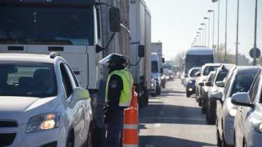 Luego de que se detectara que un caso de Neuquén se originó por los contagios en Las Perlas, se restringió el paso en los puentes. (Archivo Yamil Regules).-