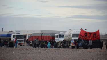 Las organizaciones sociales retomaron esta mañana el corte que levantaron ayer. (Yamil Regules).-