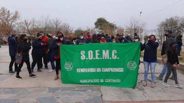 Trabajadores municipales marcharon hacia el Municipio en contra de la reestructuración salarial. (Foto: Gentileza).
