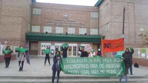 Pañuelazo verde en la vereda del hospital de Cutral Co y Plaza Huincul