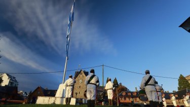 La banda de la Escuela Militar de Montaña participó del acto del 25 de Mayo en Bariloche. Imagen de Twitter @GennusoG