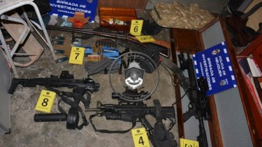Ayer se realizaron cuatro allanamientos en distintos barrios de Neuquén capital. Se secuestró una gran cantidad de armas. (Foto: Gentileza).