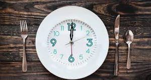 El ayuno intermitente, riesgos y beneficios