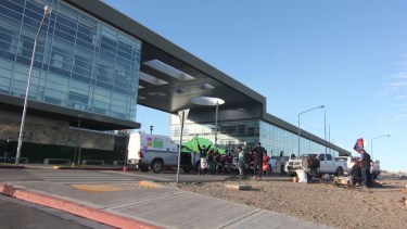 Los trabajadores mineros denunciaron que no les dejan ingresar provisiones en las afueras de la Ciudad JUdicial. Foto: Oscar LIvera