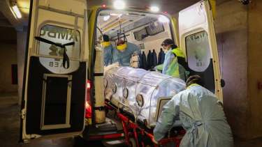 El incremento de casos en Chile generó alarma. Aseguran que hay médicos que deben elegir a qué pacientes envían al área de cuidados intensivos porque no tienen lugar. (foto: DPA)