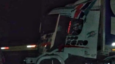 Uno de los camiones quedó prácticamente destruido. (foto: gentileza)