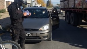 Policías realizan controles con termómetros en los accesos de Roca