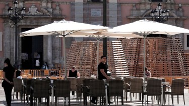 En Italia y España, se habilitó la actividad comercial. Durante el fin de semana, se multiplicó la cantidad de gente en distintos locales.