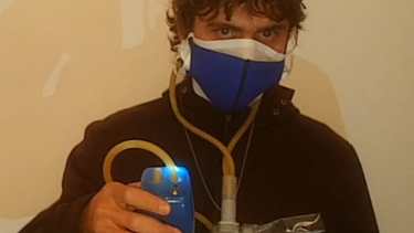El ingeniero Ezequiel Pawelko diseñó el respirador de aire limpio. Foto: gentileza 