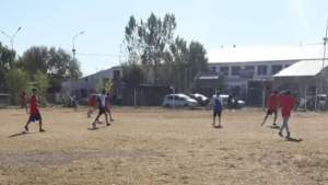 Rompieron la cuarentena para jugar al fútbol en un barrio de Regina
