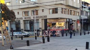 En la esquina de Palacios y Mitre, uno de los nuevos agujeros en el asfalto.