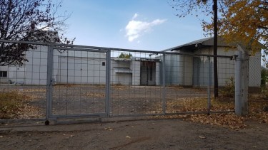 El sábado robaron chapas del matadero de Centenario. Tras el robo, vecinos apedrearon a la policía, por lo que uno de los efectivos disparó una bala de goma al aire, para "dispersar" el conflicto. (Gentileza Centenario Digital).