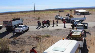 Los trabajadores mineros cortaron ayer la ruta sobre Arroyito, impedidos de continuar viaje. Foto: gentileza.