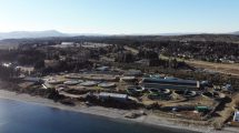 Imagen de Colocan un caño en el lago Nahuel Huapi para la nueva planta depuradora