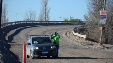El acceso al puente sobre el río Limay. Foto Yamil Regules