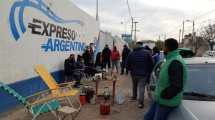 Imagen de Trabajadores mantienen el acampe en la sede de Expreso Argentino