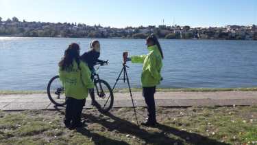 Personal municipal realizando controles en la Costanera viedmense. 