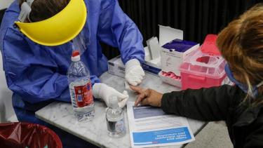 Los testeos que se realizan para detectar el contagio en todo el país. Foto: gentileza.-