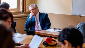 Alberto Fernández vuelve hoy a dar clases pero «a distancia»