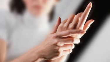 Uno de los síntomas de la Esclerosis Lateral Amiotrofica es torpeza y la rigidez muscular.-