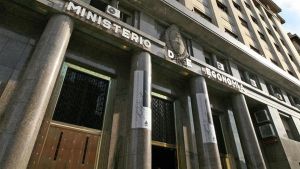 Argentina mejoró su oferta hasta 50 dólares por lámina pero los acreedores piden más