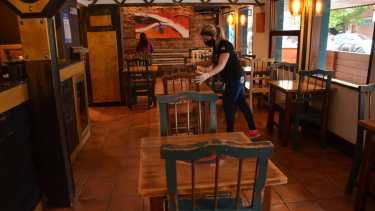 En los restaurantes y bares los comensales se sentarán cruzados