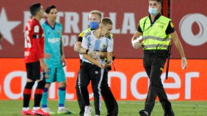 Un visitante inesperado en el partido entre Barcelona y Mallorca