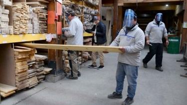 Los comercios esenciales amplían su horario de atención al público en Bariloche. Archivo