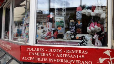 En la calle Mitre de Bariloche se evidencia la falta de turistas y la parálisis de los negocios. Foto: Alfredo Leiva