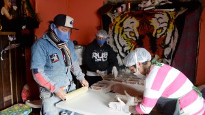 Las manos solidarias que cocinan para cientos de personas en Bariloche